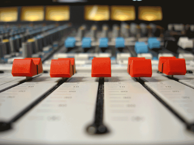 studio-red-faders